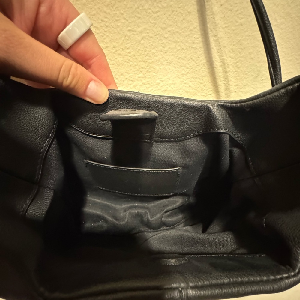 Elegant Black Faux Leather Crossbody Bag - Picture 5 of 5